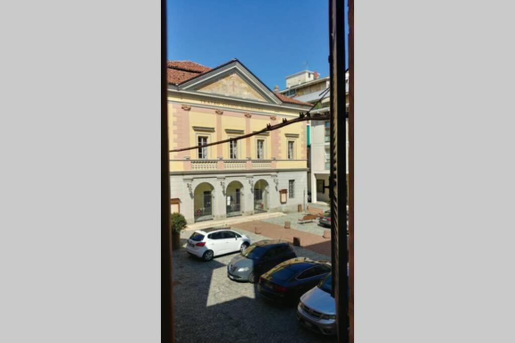 Dolce Eporedia Intero Alloggio Nel Centro Storico 이브레아 외부 사진